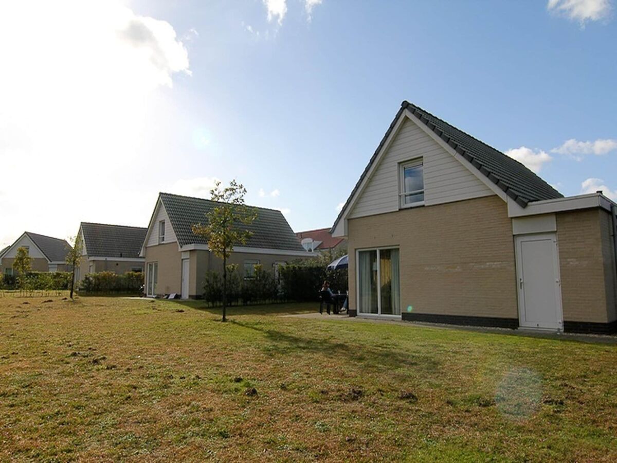 Holiday house Charming forest house surrounded by a garden - Outdoor photo 2