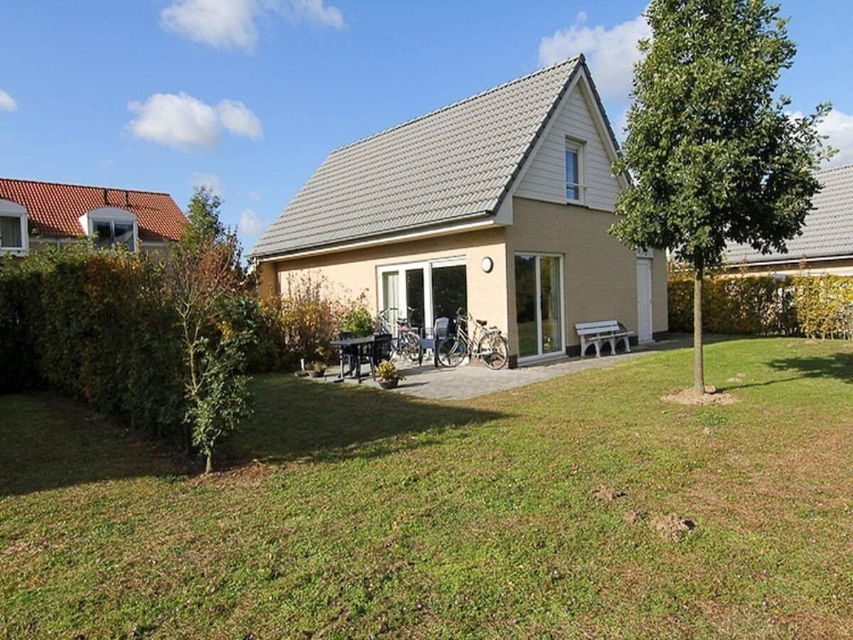 Holiday house Charming forest house surrounded by a garden - Outdoor photo 3