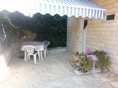 Apartment Studio flat with terrace Vinišće, Trogir AS-12637-a in Vinisce - Apartment