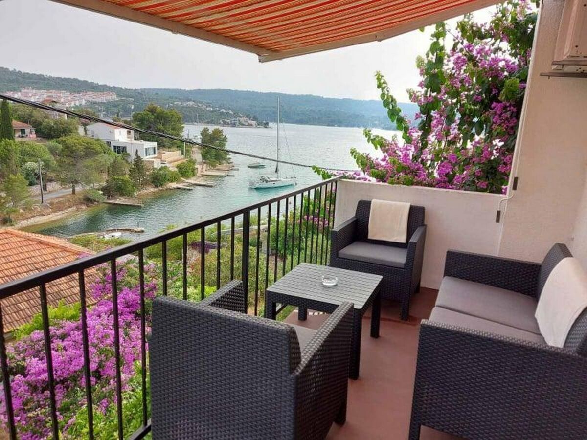 Apartment Three bedroom apartment with terrace and sea view Nečujam, Šolta A-13884-a