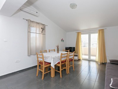 Apartment Two bedroom apartment with balcony and sea view Grebaštica, Šibenik A-24046-a - Outdoor photo 15