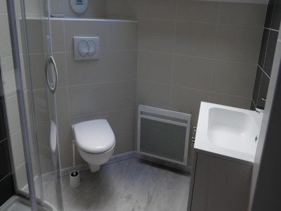 Apartment Cozy Group Stay with a Fireplace - Features photo 9