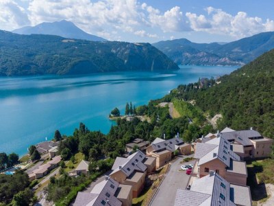 Apartment Cozy Group Stay with a Fireplace - Environment photo 19