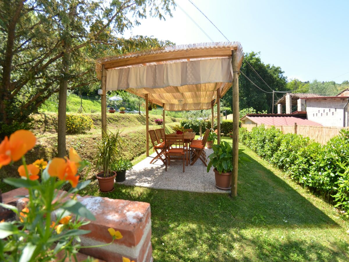 Apartment Holiday Home in Lucca with Pool & Garden - Outdoor photo 4