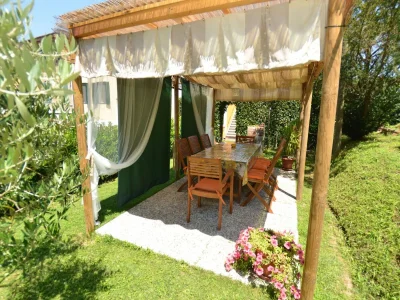 Apartment Holiday Home in Lucca with Pool & Garden - Outdoor photo 8
