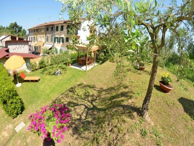 Apartment Holiday Home in Lucca with Pool & Garden - Outdoor photo 10