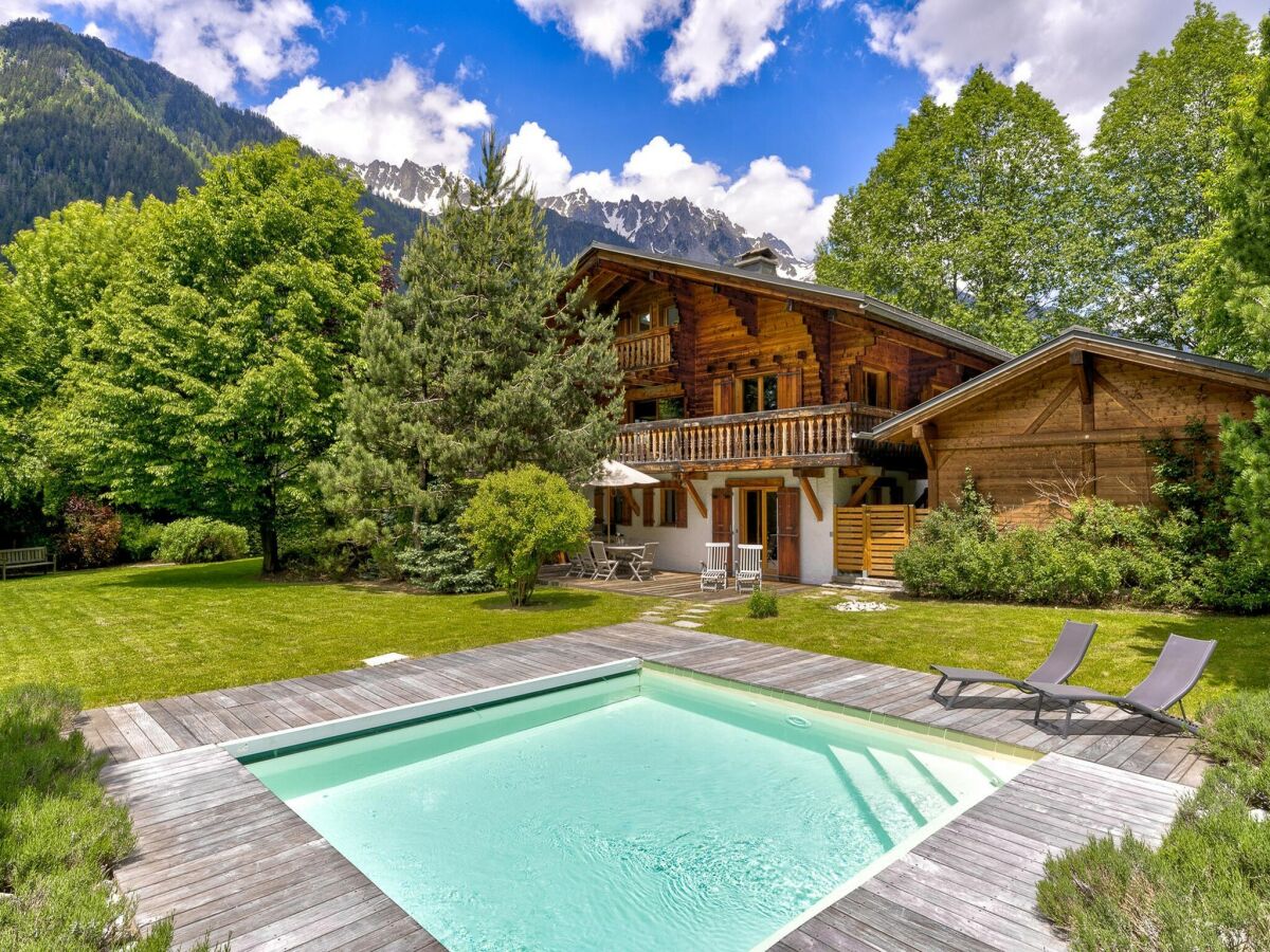 Chalet Spacious Family Chalet in Chamonix