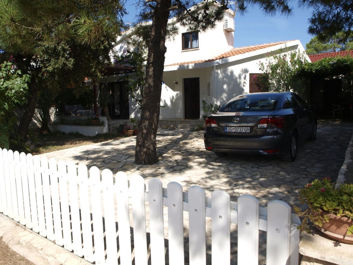 Apartment Two bedroom apartment with terrace Vir - Kozjak, Vir A-16734-a