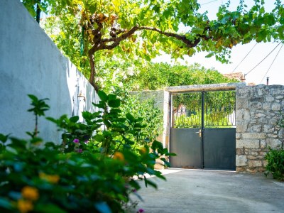 Apartment Three bedroom apartment with terrace Postira, Brač A-14822-a - Outdoor photo 8