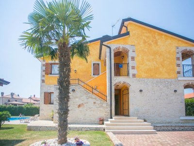 Holiday house Comfortable and spacious house with terrace Buići, Poreč K-19720 - Outdoor photo 4
