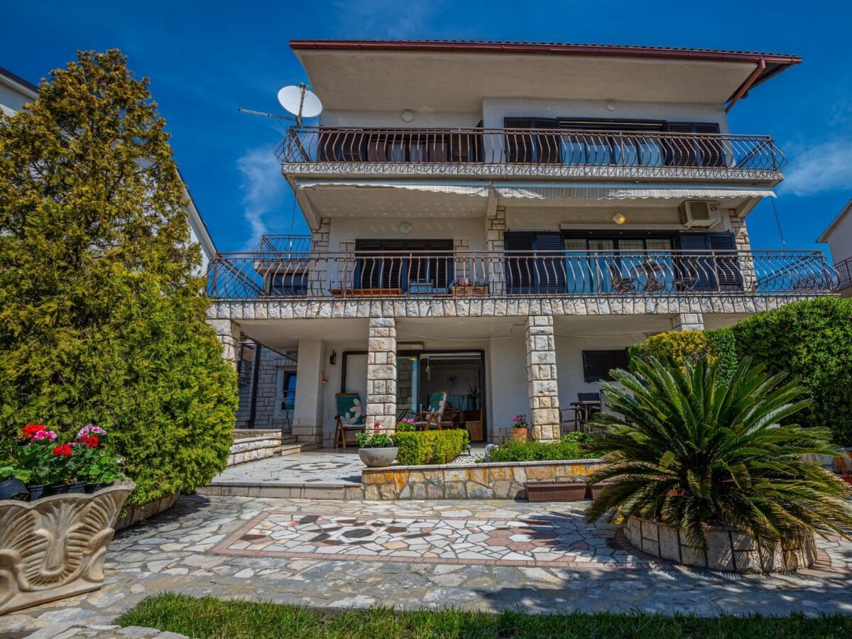 Apartment Three bedroom apartment with balcony and sea view Novi Vinodolski A-22846-a - Outdoor photo 2