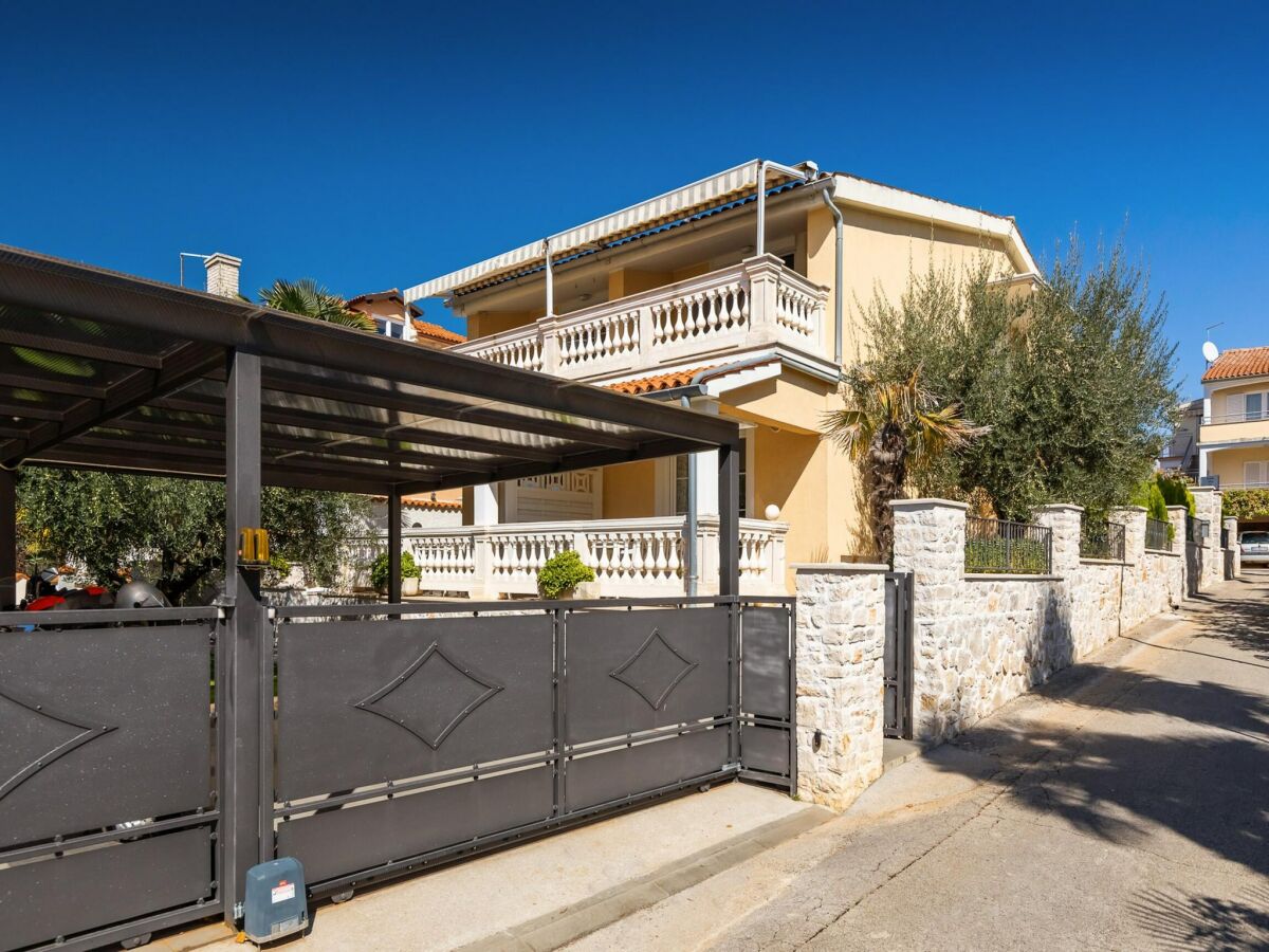 Apartment Apartment in Porec near the Sea and Beaches - Outdoor photo 2