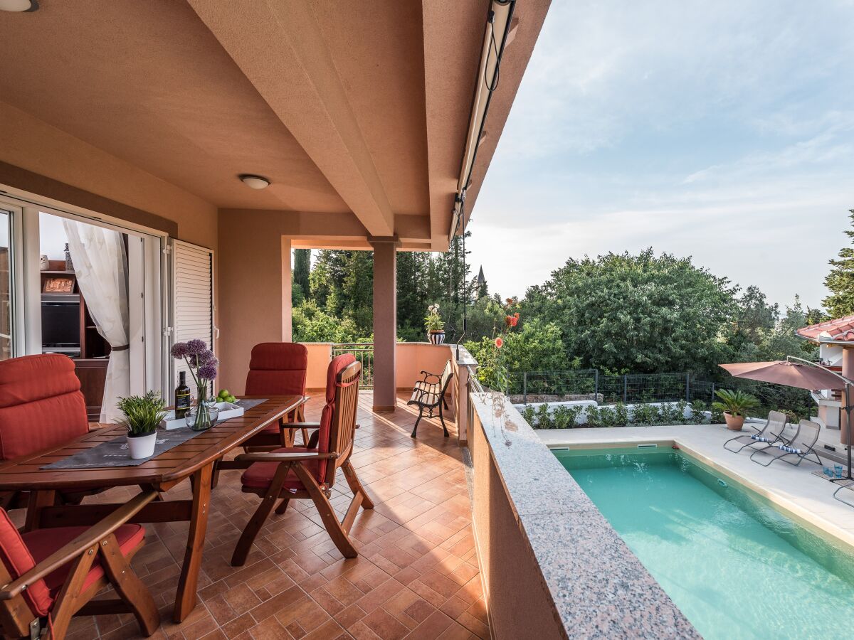 Apartment Two bedroom apartment with terrace Sutomišćica, Ugljan A-13872-b