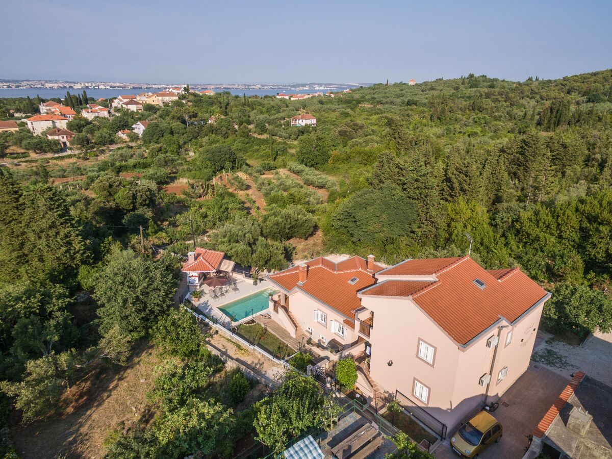 Apartment Two bedroom apartment with terrace Sutomišćica, Ugljan A-13872-b - Outdoor photo 3