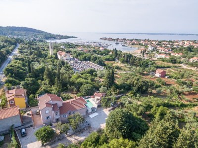 Apartment Two bedroom apartment with terrace Sutomišćica, Ugljan A-13872-b - Outdoor photo 8
