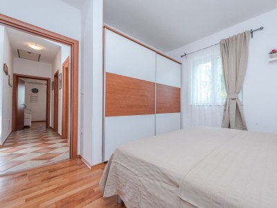 Apartment Two bedroom apartment with terrace Sutomišćica, Ugljan A-13872-b - Outdoor photo 33