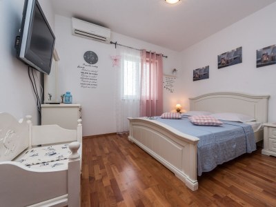 Apartment Two bedroom apartment with terrace Sutomišćica, Ugljan A-13872-b - Outdoor photo 35