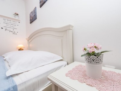 Apartment Two bedroom apartment with terrace Sutomišćica, Ugljan A-13872-b - Outdoor photo 41