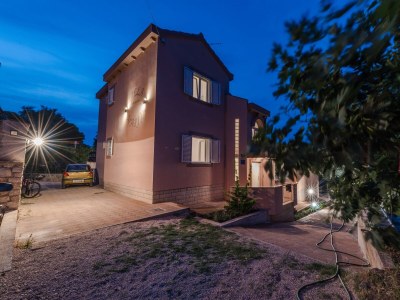 Apartment One bedroom apartment with air-conditioning Sutomišćica, Ugljan A-13872-c - Outdoor photo 7