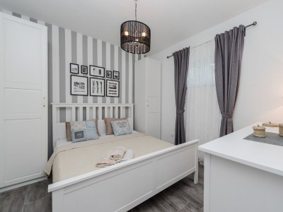 Apartment One bedroom apartment with air-conditioning Sutomišćica, Ugljan A-13872-c - Outdoor photo 39