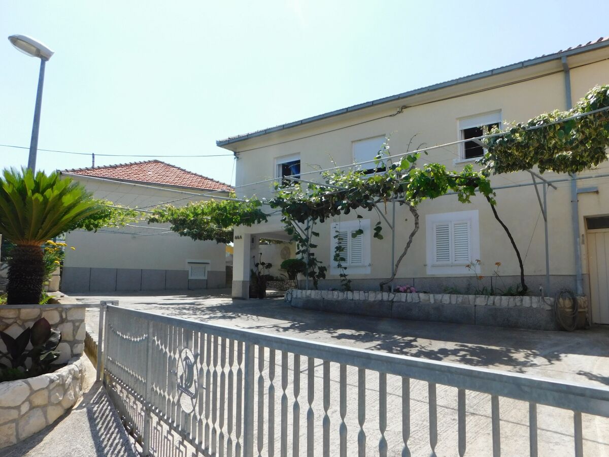 Apartment Two bedroom apartment with terrace Trogir A-15517-a - Outdoor photo 2