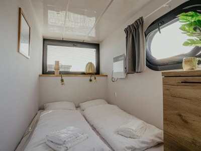 Holiday park Houseboat at Marina with Lake Views - Features photo 22