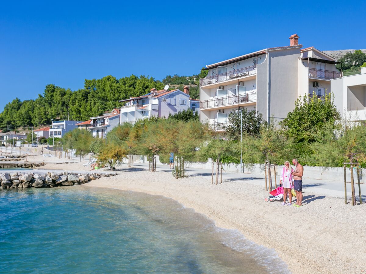 Apartment One bedroom apartment near beach Podstrana, Split A-13725-a