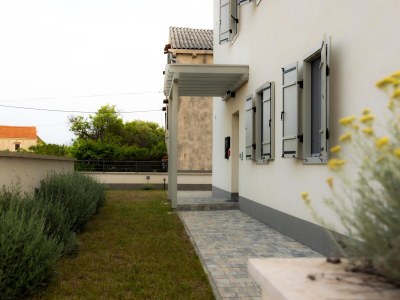 Apartment Two bedroom apartment with terrace and sea view Sveti Jakov, Lošinj A-24153-a - Outdoor photo 8