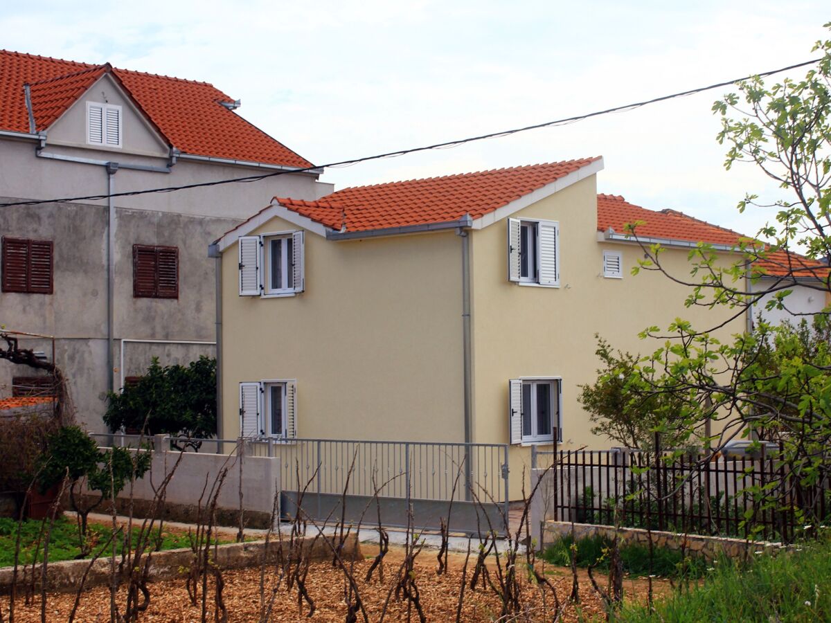 Apartment Two bedroom apartment with terrace Vinišće, Trogir A-10008-b - Outdoor photo 2