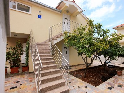 Apartment Two bedroom apartment with terrace Vinišće, Trogir A-10008-b in Vinisce - Apartment