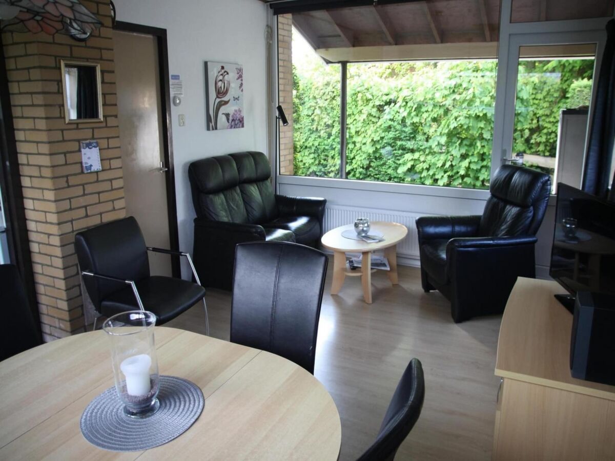 Holiday house Appealing bungalow with large garden - Outdoor photo 4