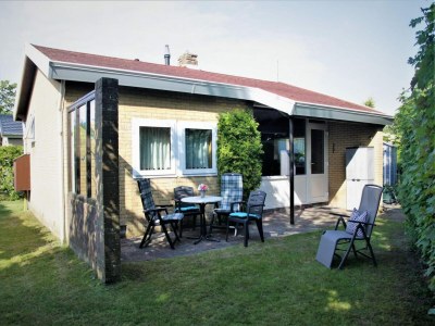 Holiday house Appealing bungalow with large garden in Sint Maartenszee - Holiday house