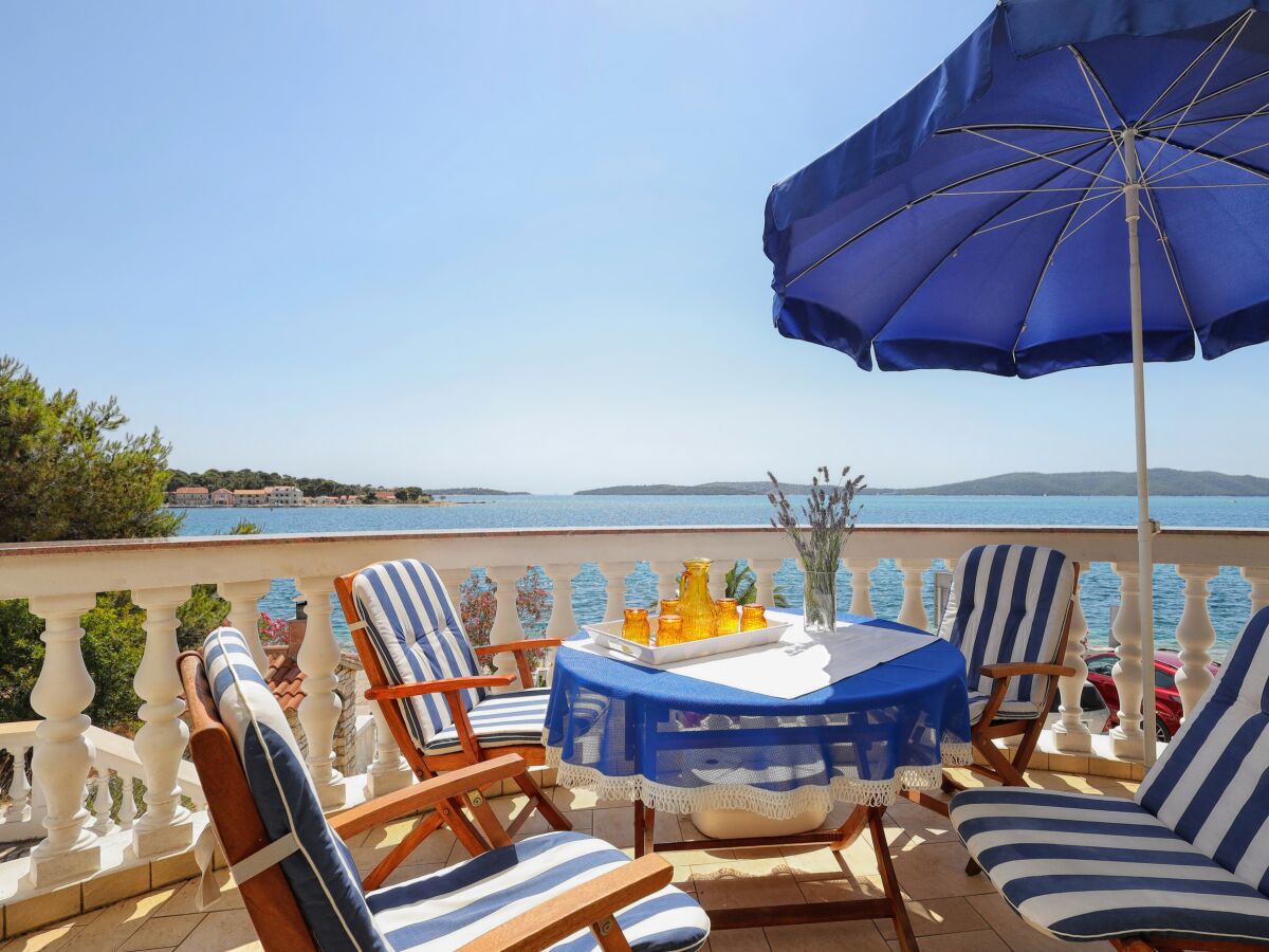 Apartment Two bedroom apartment near beach Brodarica, Šibenik A-15270-g