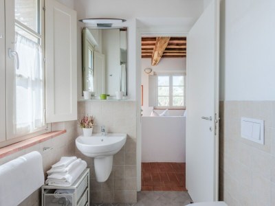 Farmhouse Apartment in Tuscany with Pool and Lucca Views - Features photo 49