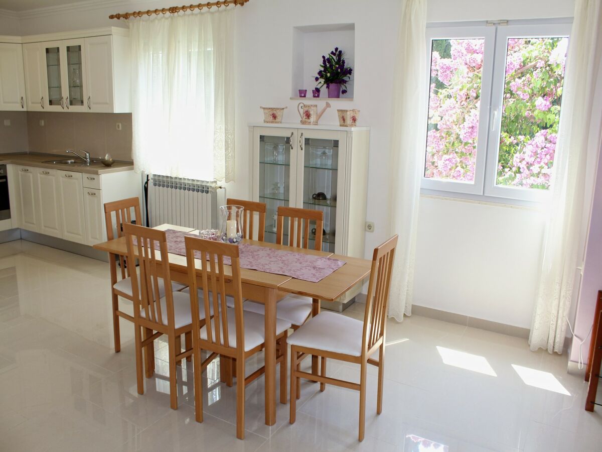 Apartment Apartment Siesta - Two-Bedroom Apartment with Balcony and Sea View - Features photo 5