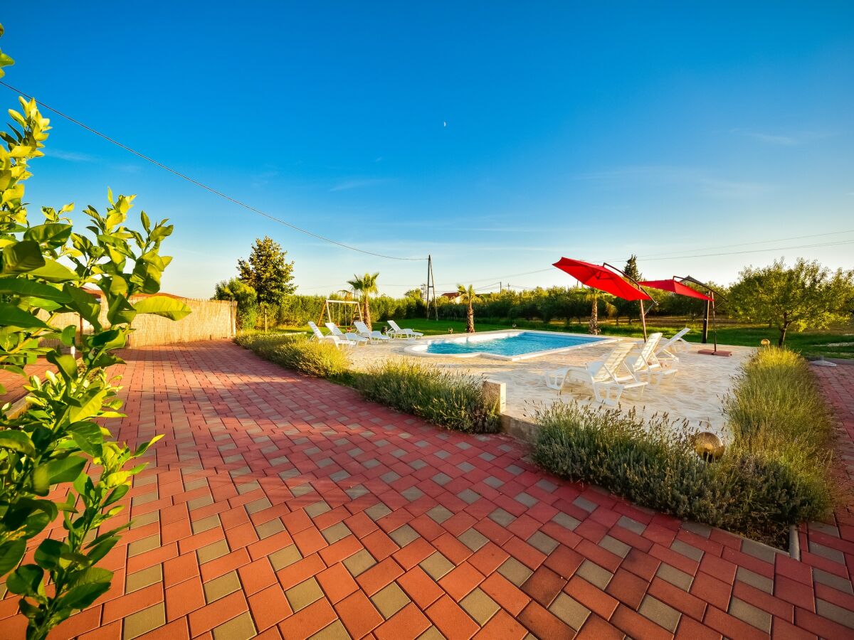 Holiday house Quiet 5 Bedroom Villa near Biograd - Outdoor photo 2