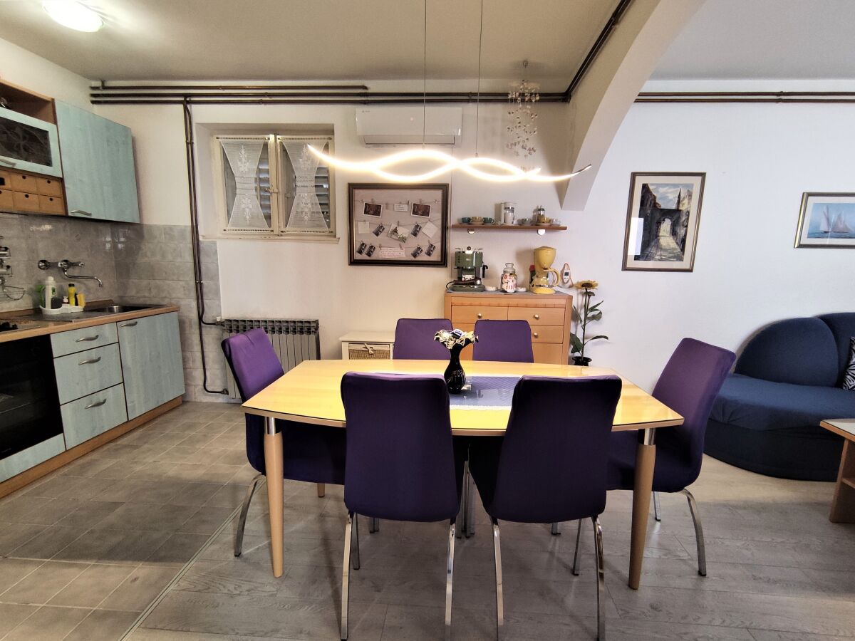 Apartment Three bedroom apartment with air-conditioning Makarska A-6784-b