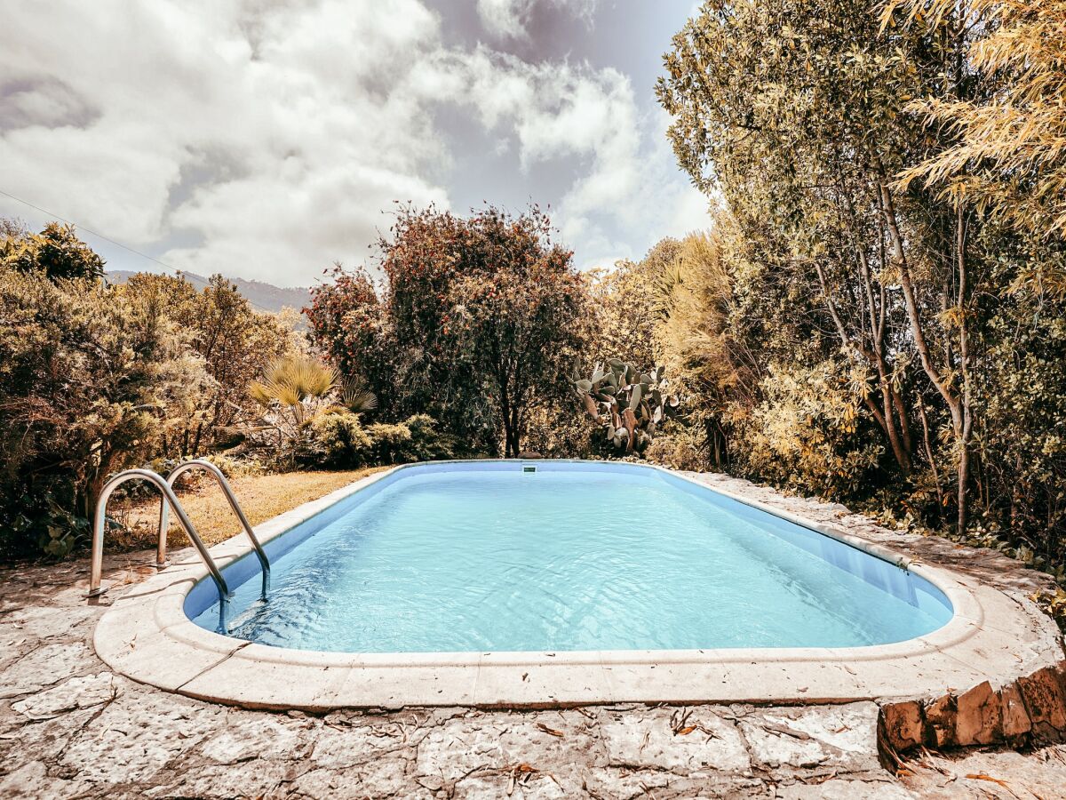 Holiday house Tranquil holiday home with pool in Sintra