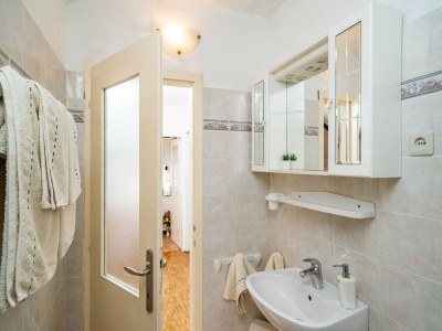 Apartment Apartments & Rooms Mara & Petrunjela - One Bedroom Apartment with Balcony and Sea View - Features photo 13