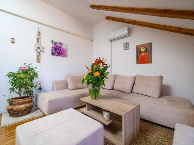 Apartment Apartments & Rooms Mara & Petrunjela - One Bedroom Apartment with Balcony and Sea View - Features photo 19