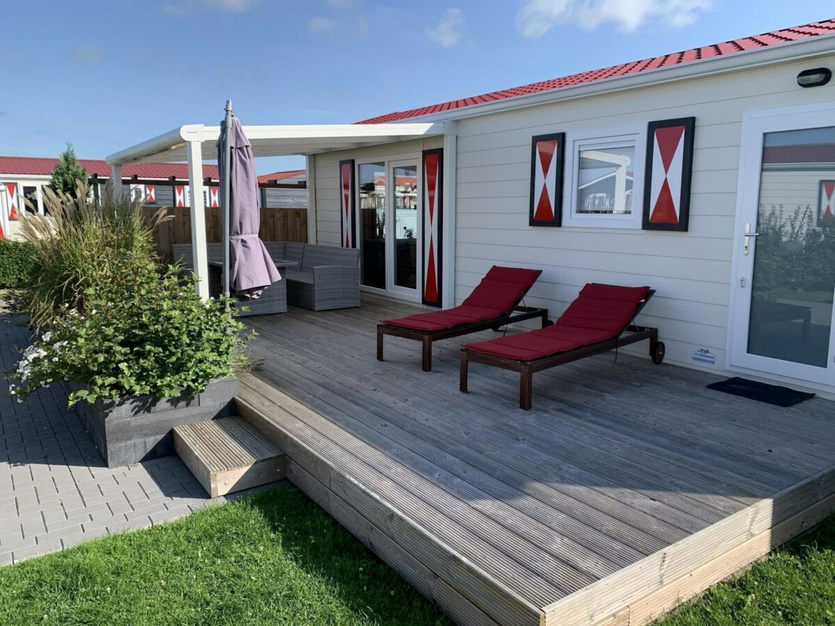 Chalet 4 person chalet on family park in Veere