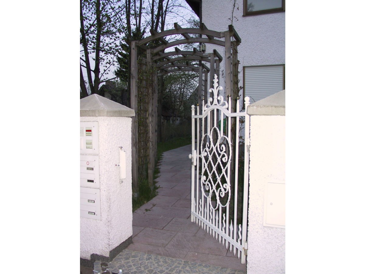 Holiday apartment noble holiday apartment with terrace in 82166 Gräfelfing-Lochham - Outdoor photo 4