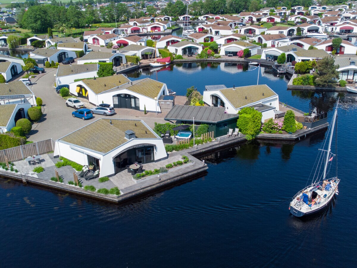 Bungalow On the water with a hot tub - Outdoor photo 2