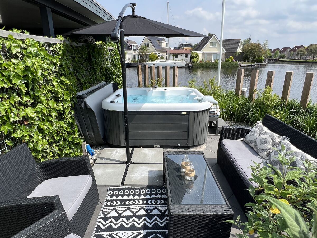 Bungalow On the water with a hot tub - Outdoor photo 3