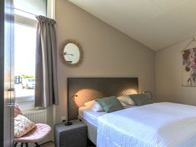 Bungalow On the water with a hot tub - Features photo 19