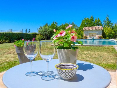 Holiday house with pool in Provence in L'Isle-sur-la-Sorgue - Outdoor photo 6