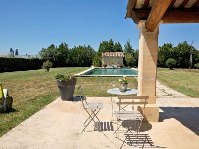 Holiday house with pool in Provence in L'Isle-sur-la-Sorgue - Outdoor photo 7